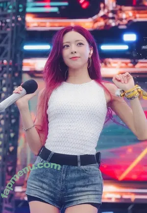 itzy.all.in.us / Shin Yu Na / Yuna ITZY / 유나 nude photo #0669
