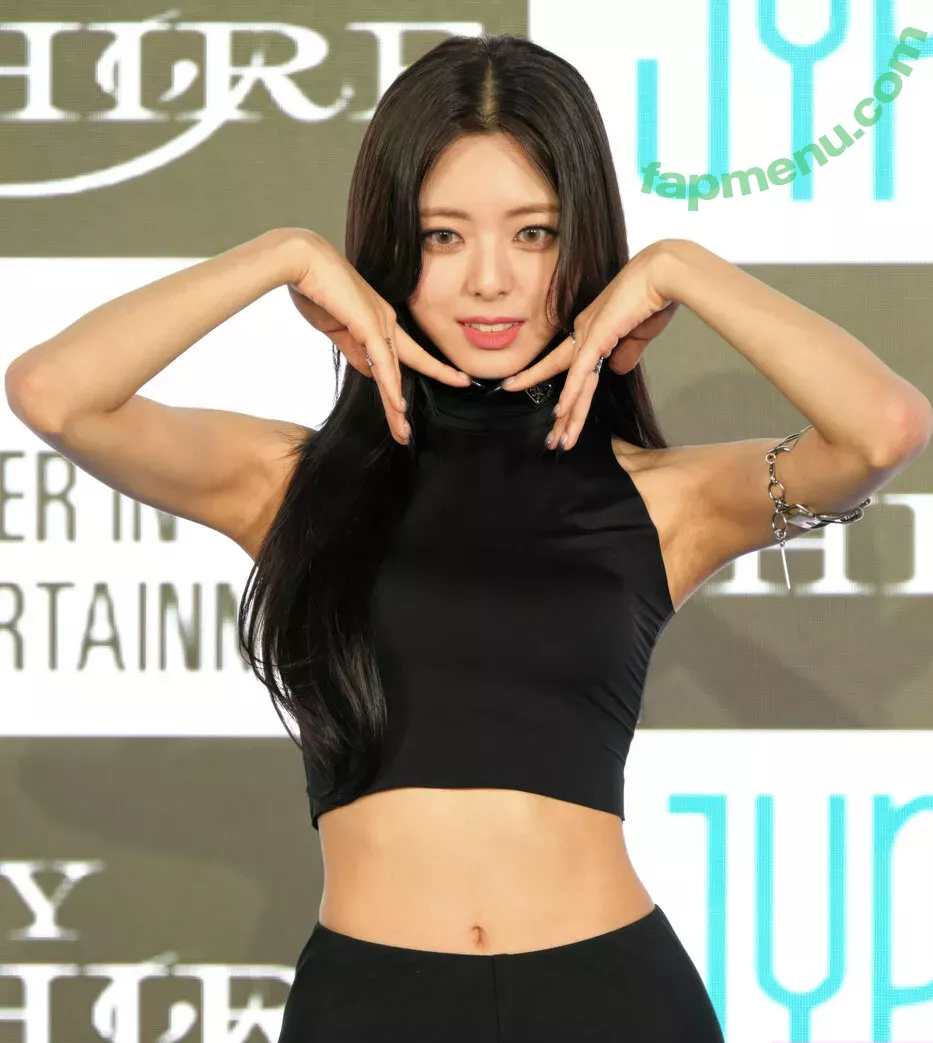 itzy.all.in.us nude photo #0016 (Shin Yu Na / Yuna ITZY / 유나)