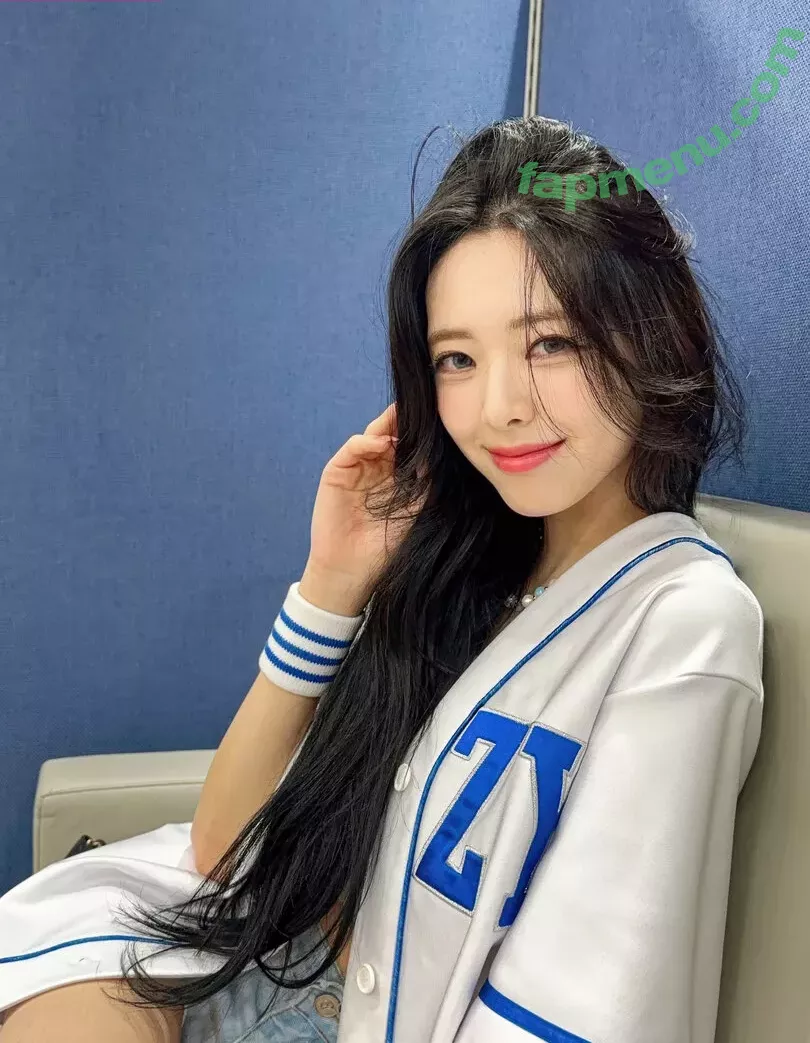 itzy.all.in.us nude photo #0026 (Shin Yu Na / Yuna ITZY / 유나)