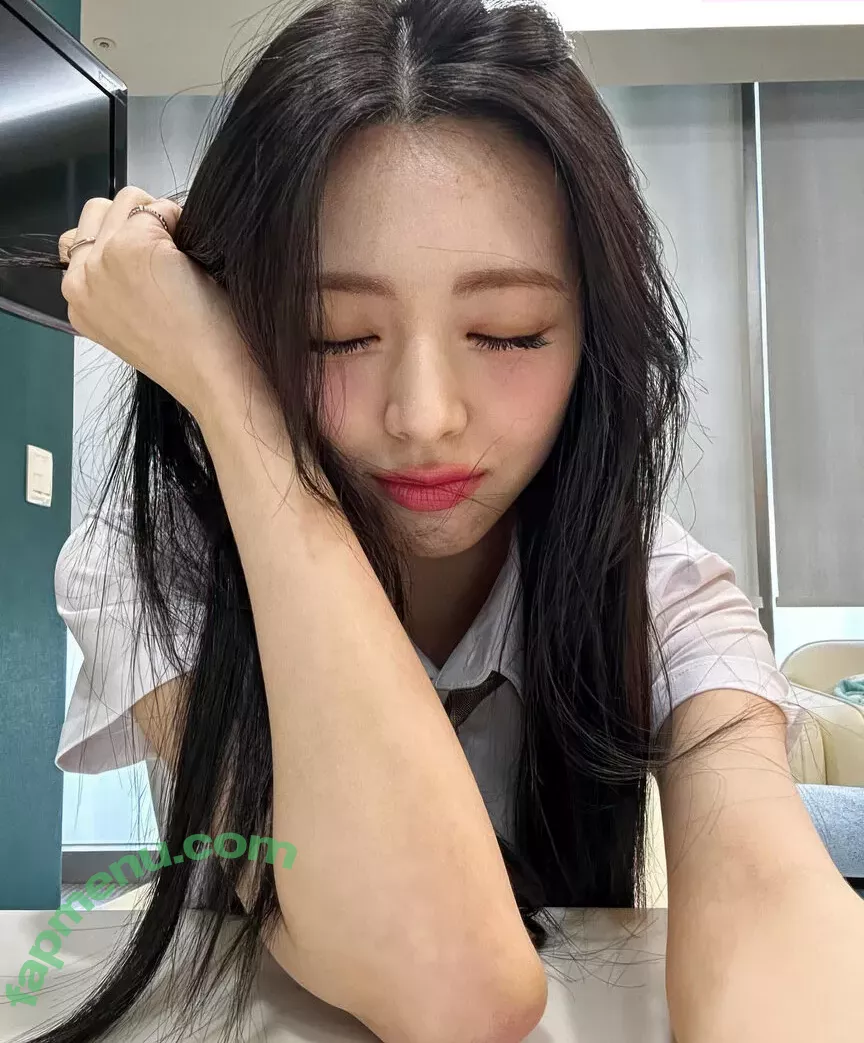 itzy.all.in.us nude photo #0037 (Shin Yu Na / Yuna ITZY / 유나)