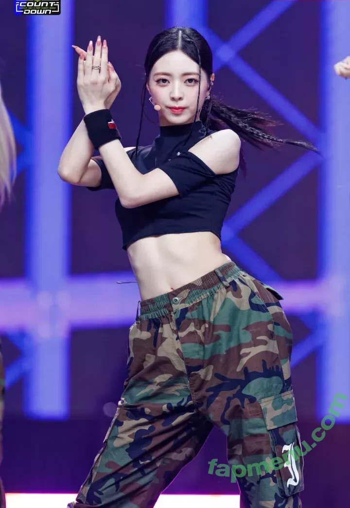 itzy.all.in.us nude photo #0103 (Shin Yu Na / Yuna ITZY / 유나)