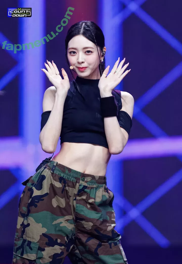 itzy.all.in.us nude photo #0113 (Shin Yu Na / Yuna ITZY / 유나)