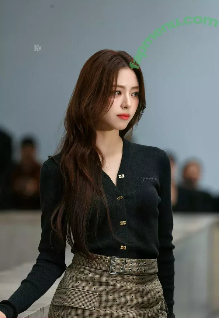 itzy.all.in.us nude photo #0190 (Shin Yu Na / Yuna ITZY / 유나)