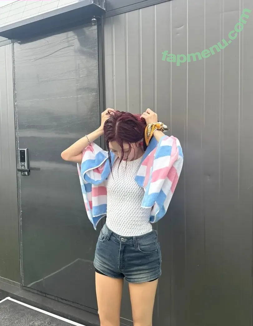 itzy.all.in.us nude photo #0673 (Shin Yu Na / Yuna ITZY / 유나)