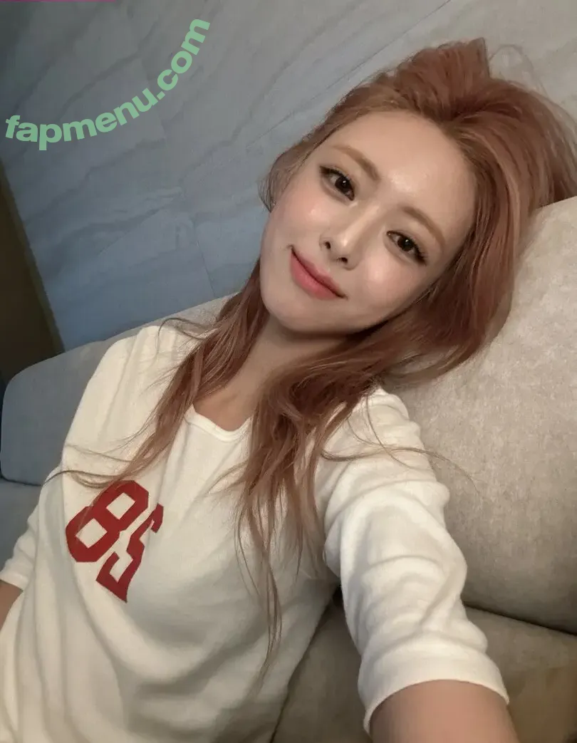 itzy.all.in.us nude photo #0678 (Shin Yu Na / Yuna ITZY / 유나)