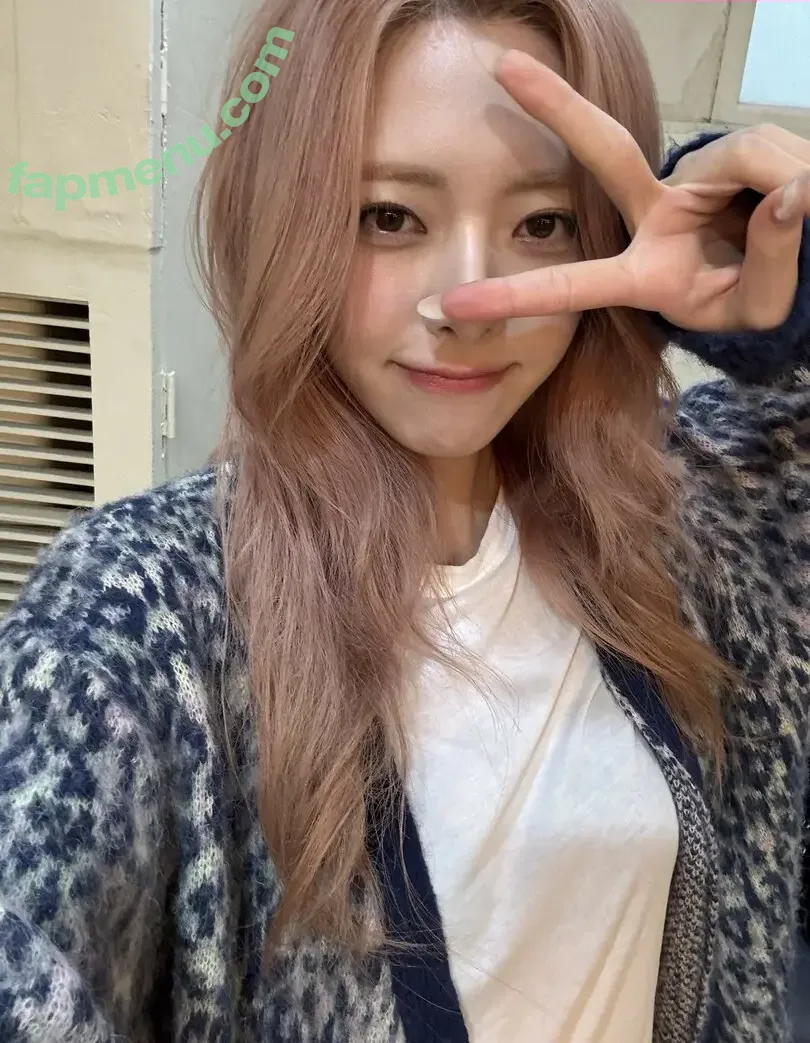 itzy.all.in.us nude photo #0693 (Shin Yu Na / Yuna ITZY / 유나)