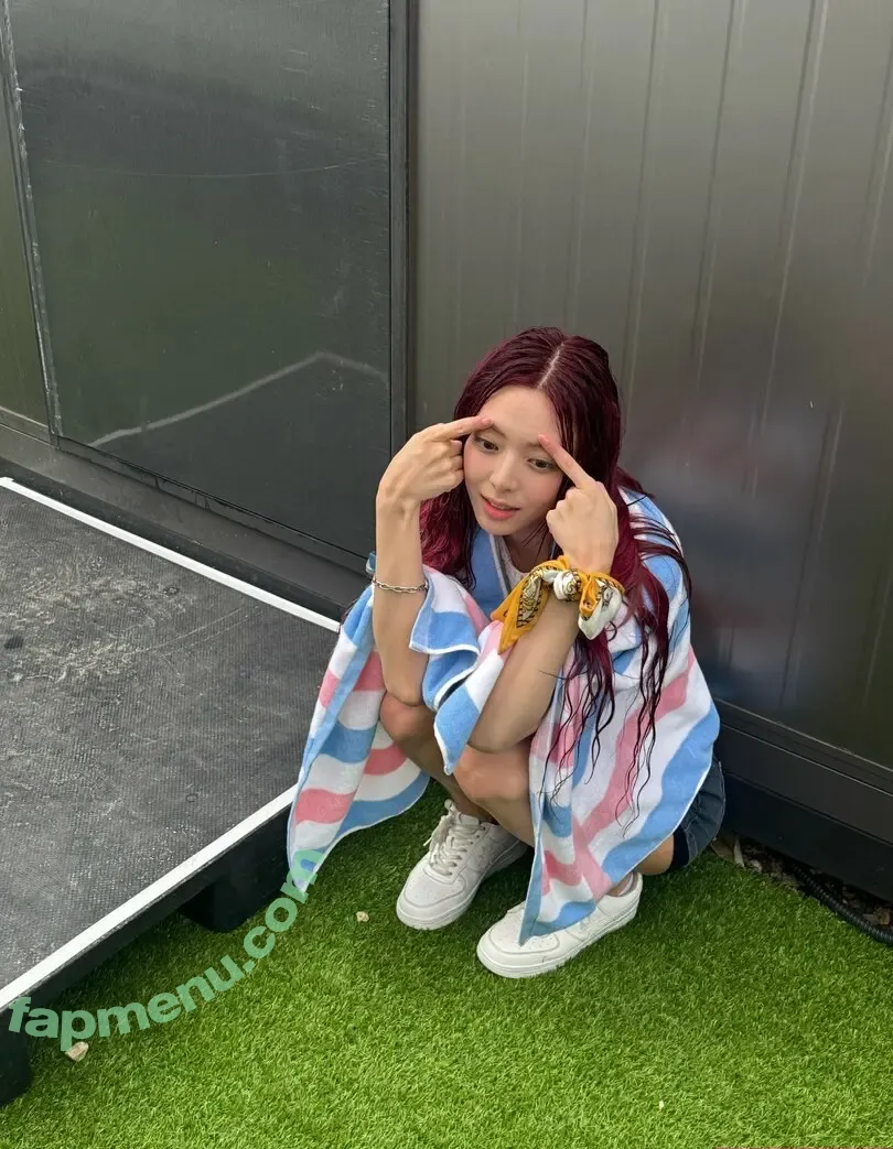 itzy.all.in.us nude photo #0707 (Shin Yu Na / Yuna ITZY / 유나)