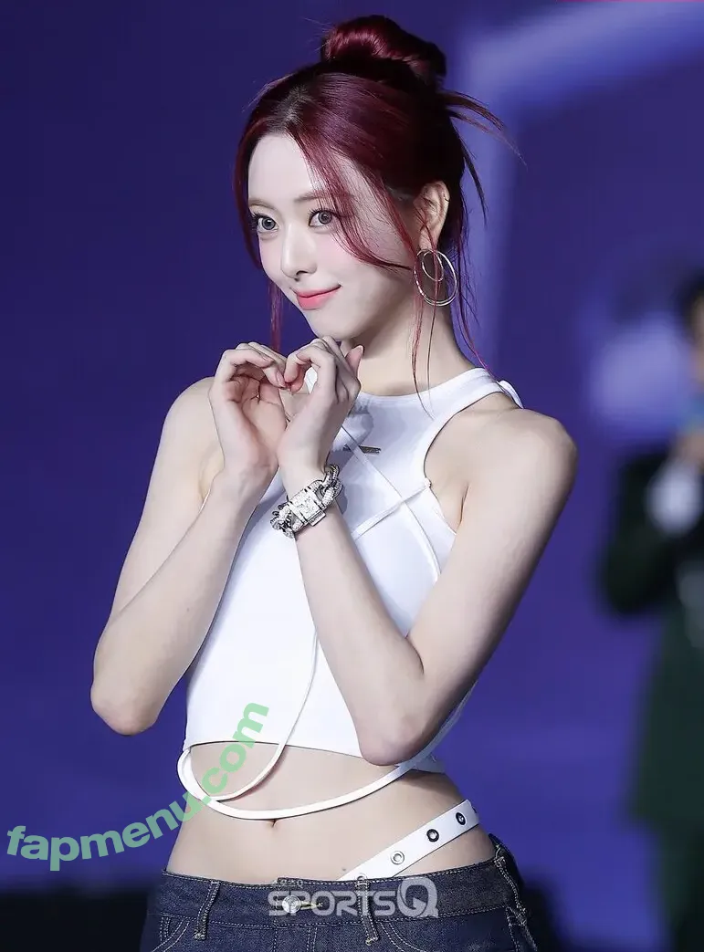 itzy.all.in.us nude photo #0751 (Shin Yu Na / Yuna ITZY / 유나)