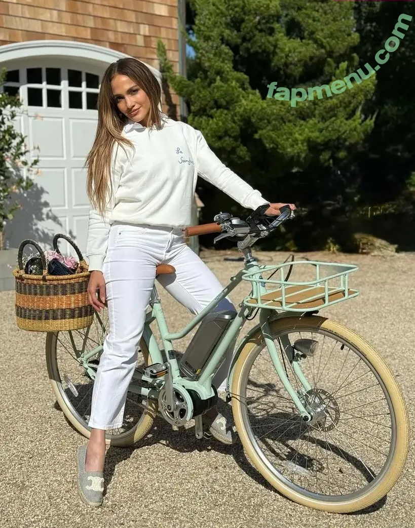 Jennifer Lopez nude photo #4893 (JLo / _jeenni2 / jennifer_jlo)
