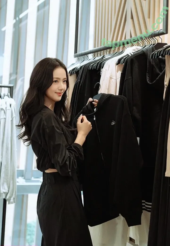 Jisoo nude photo #1503 (BLACKPINK / qenshizu / sooyaaa__)
