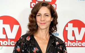 Julia Bradbury / Showing Breasts / therealjuliabradbury nude photo #0050