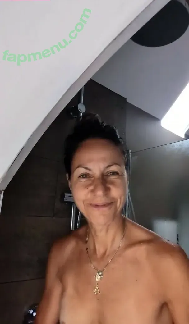 Julia Bradbury nude photo #0035 (Showing Breasts / therealjuliabradbury)