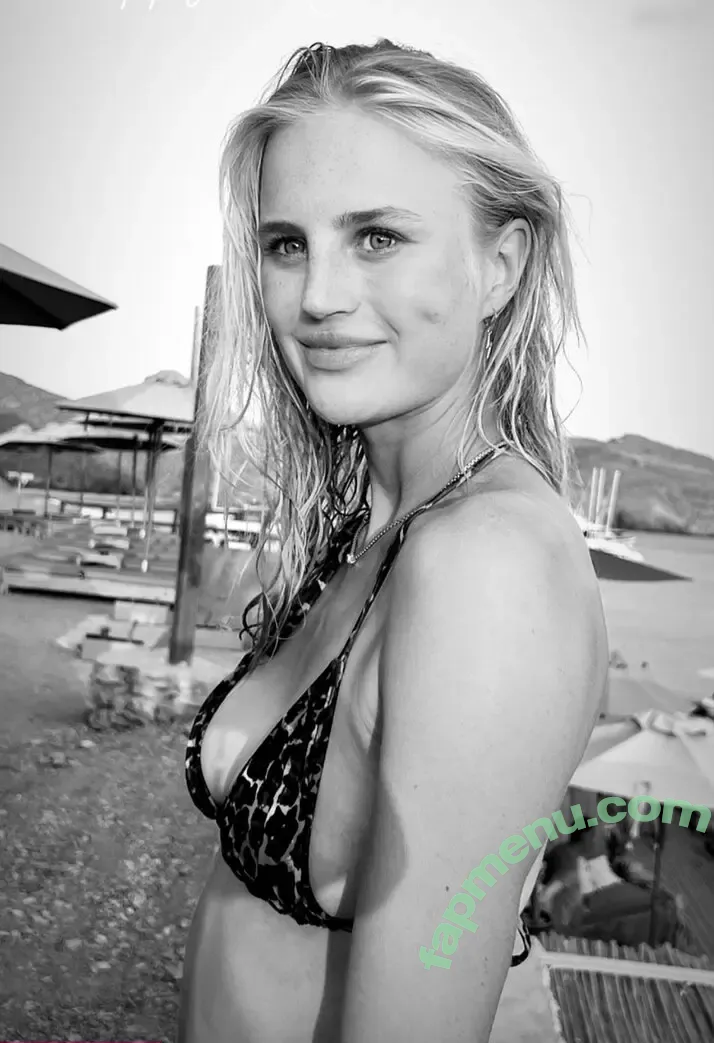 Julia Schacht nude photo #0006 (Julia Schacht)