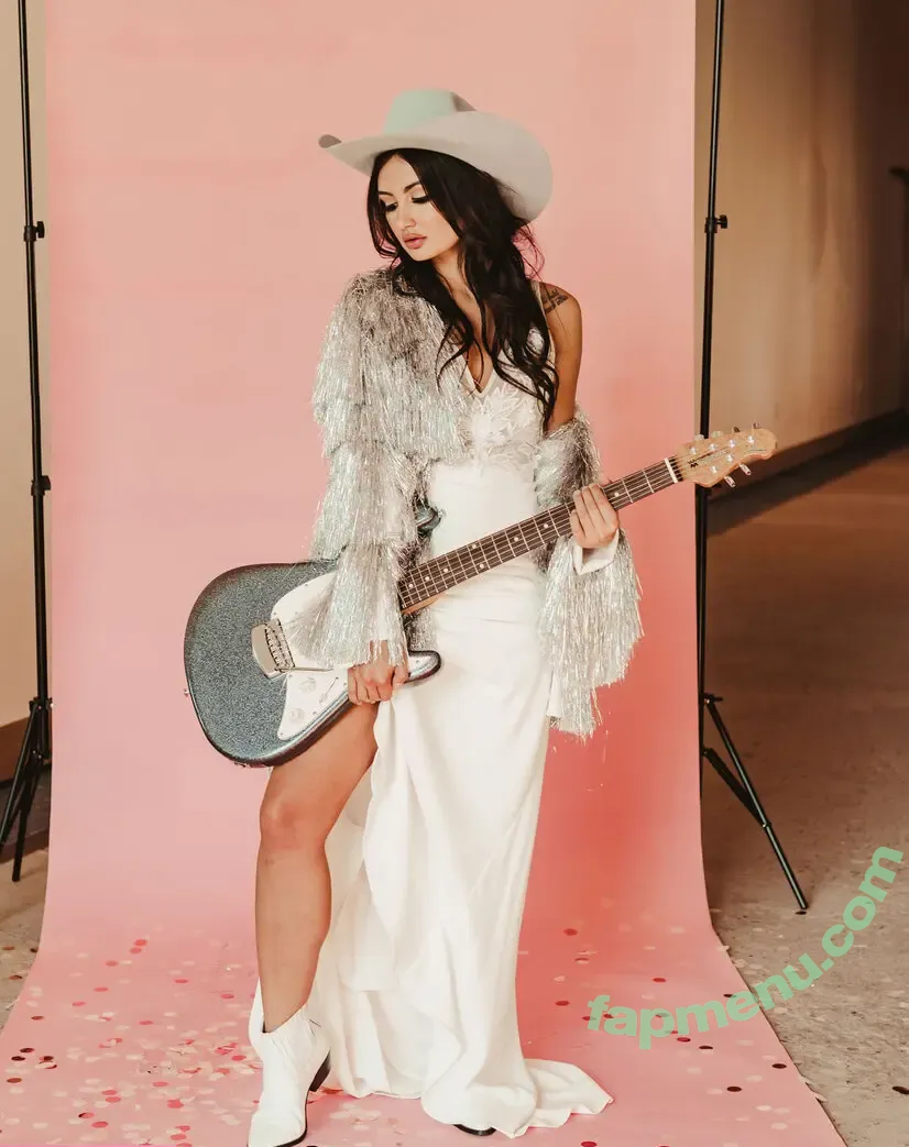 Kacey Musgraves nude photo #0349 (heavenlyyhazel / spaceykacey)