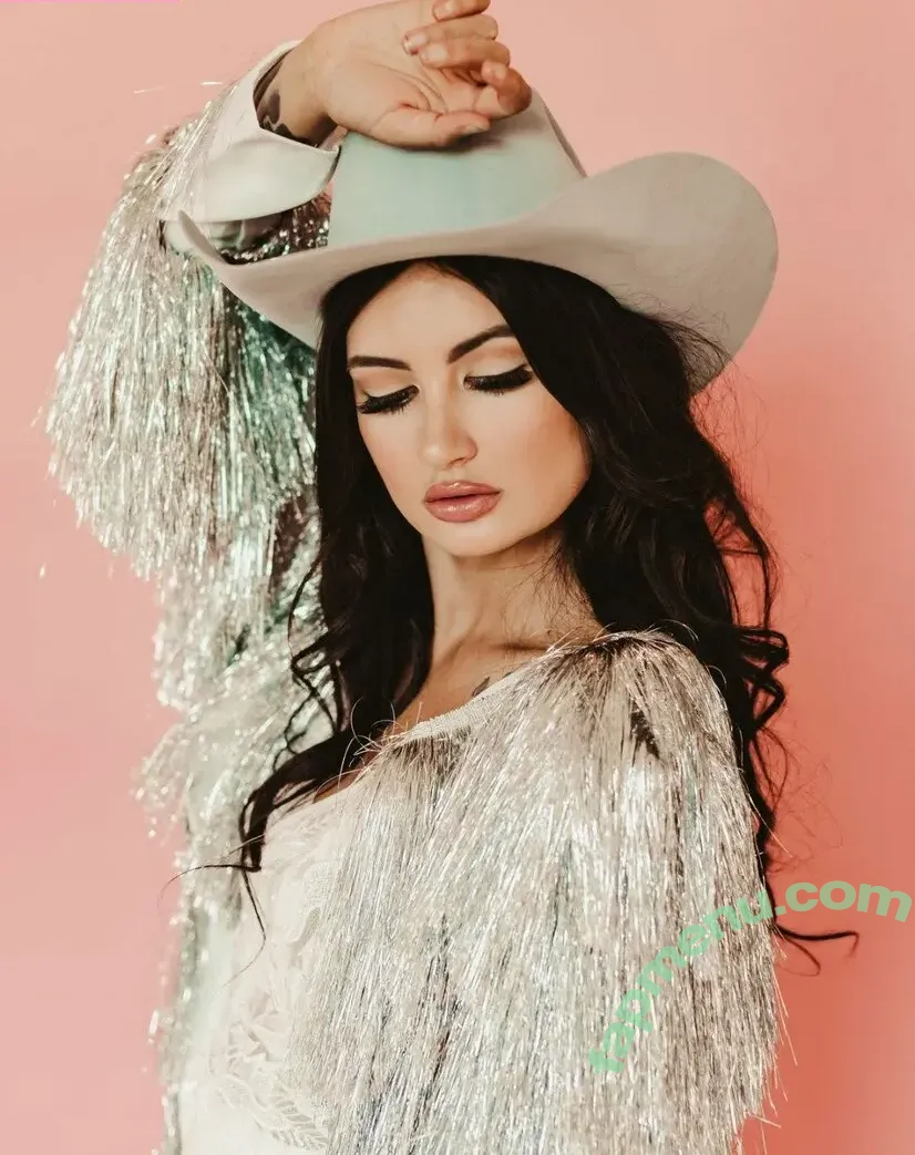 Kacey Musgraves nude photo #0350 (heavenlyyhazel / spaceykacey)