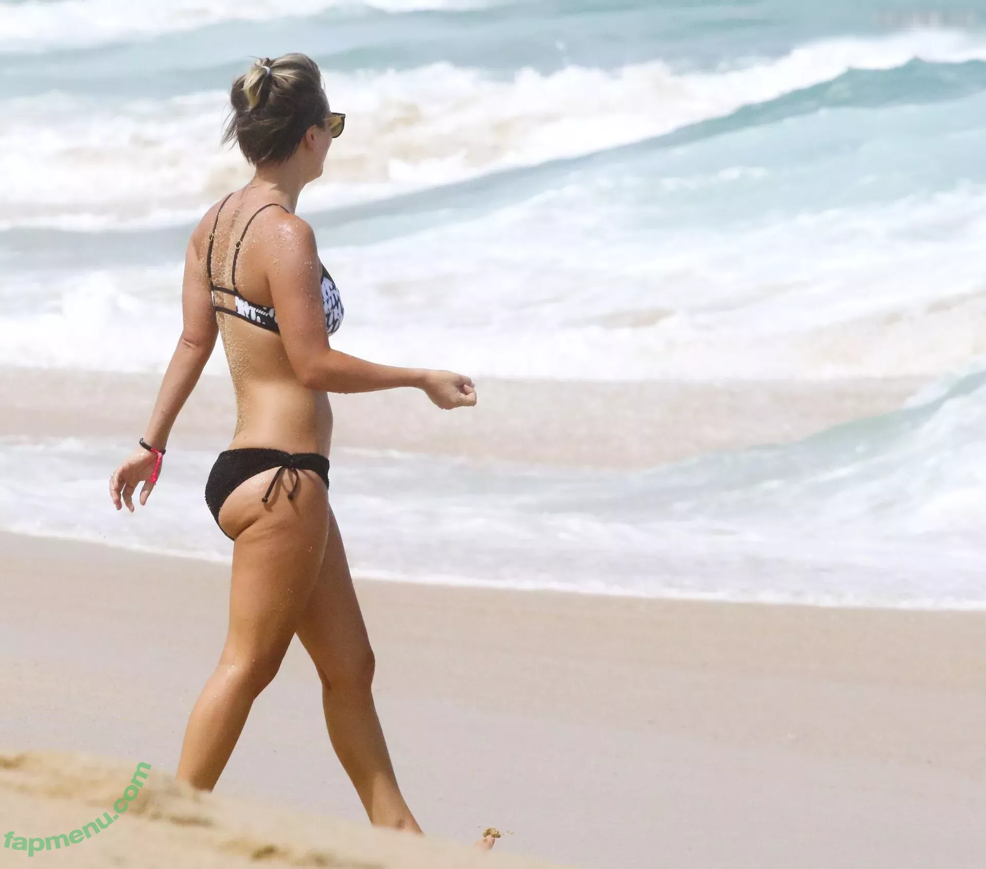 Kaley Cuoco nude photo #1104 (kaleycuoco)
