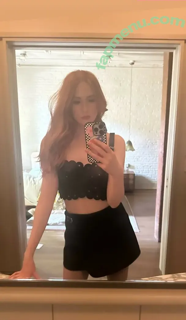 Karen Gillan nude photo #0781 (karengillan)