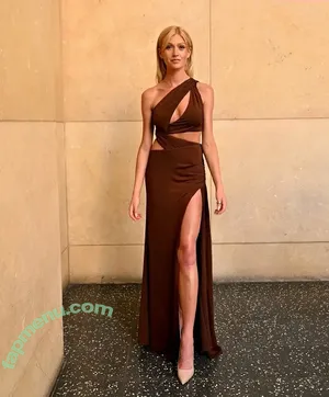 Katherine McNamara / kat.mcnamara nude photo #1030