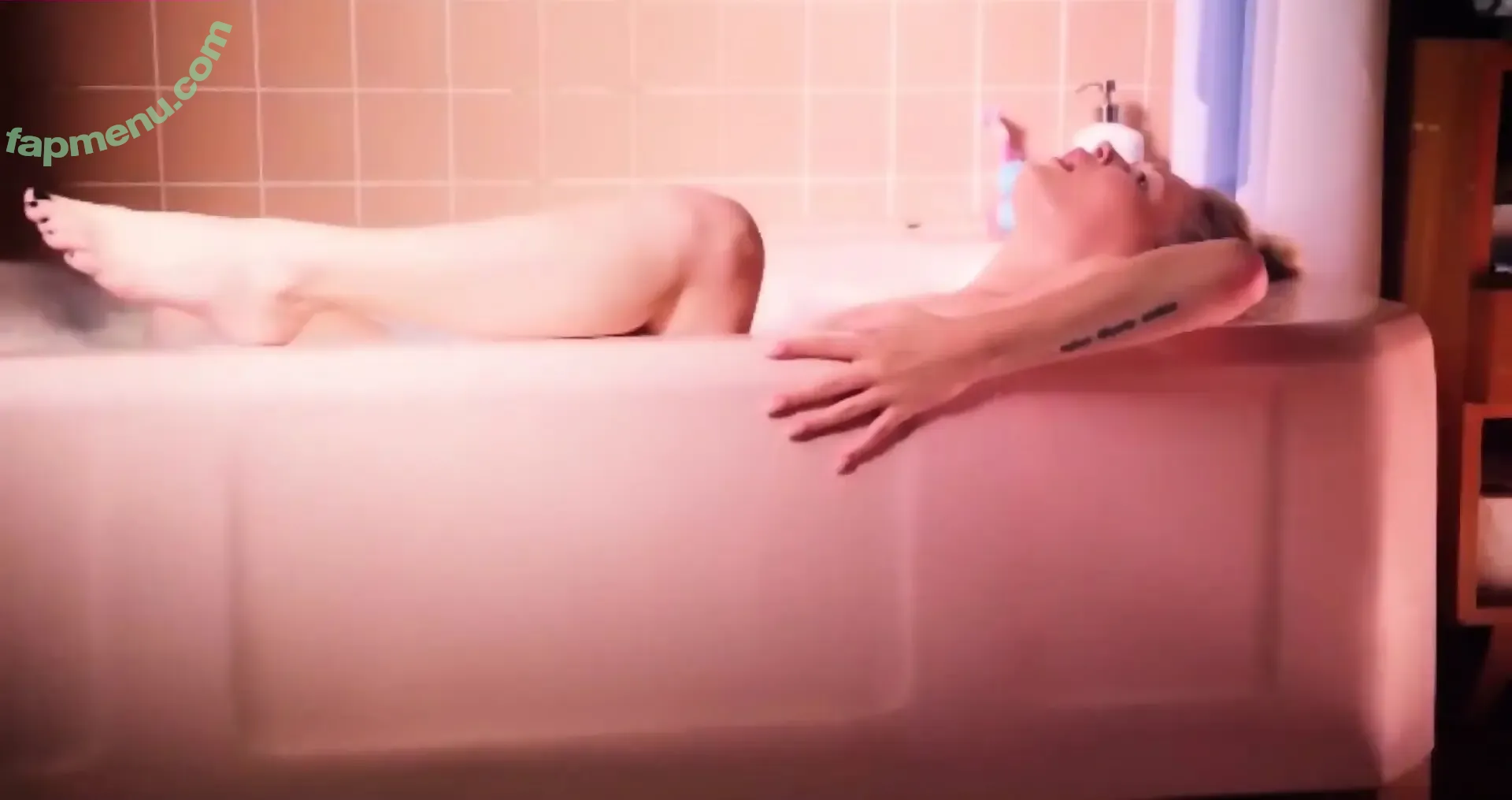 Kelli Berglund nude photo #0319 (kelliberglund)