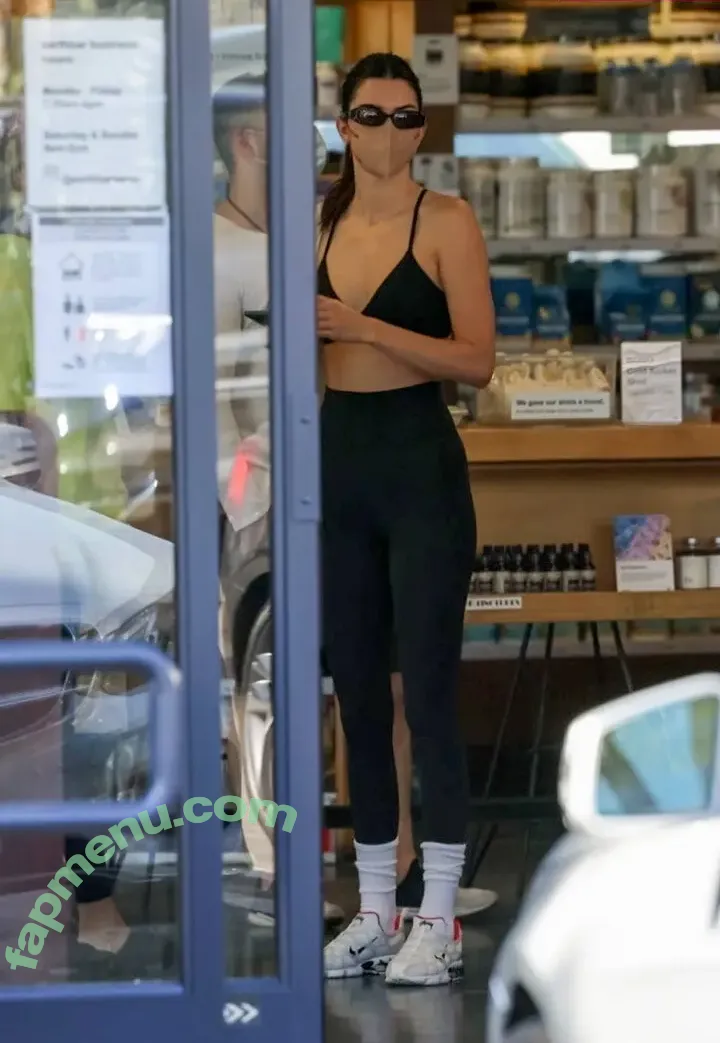 Kendall Jenner nude photo #4844 (KendallJenner)