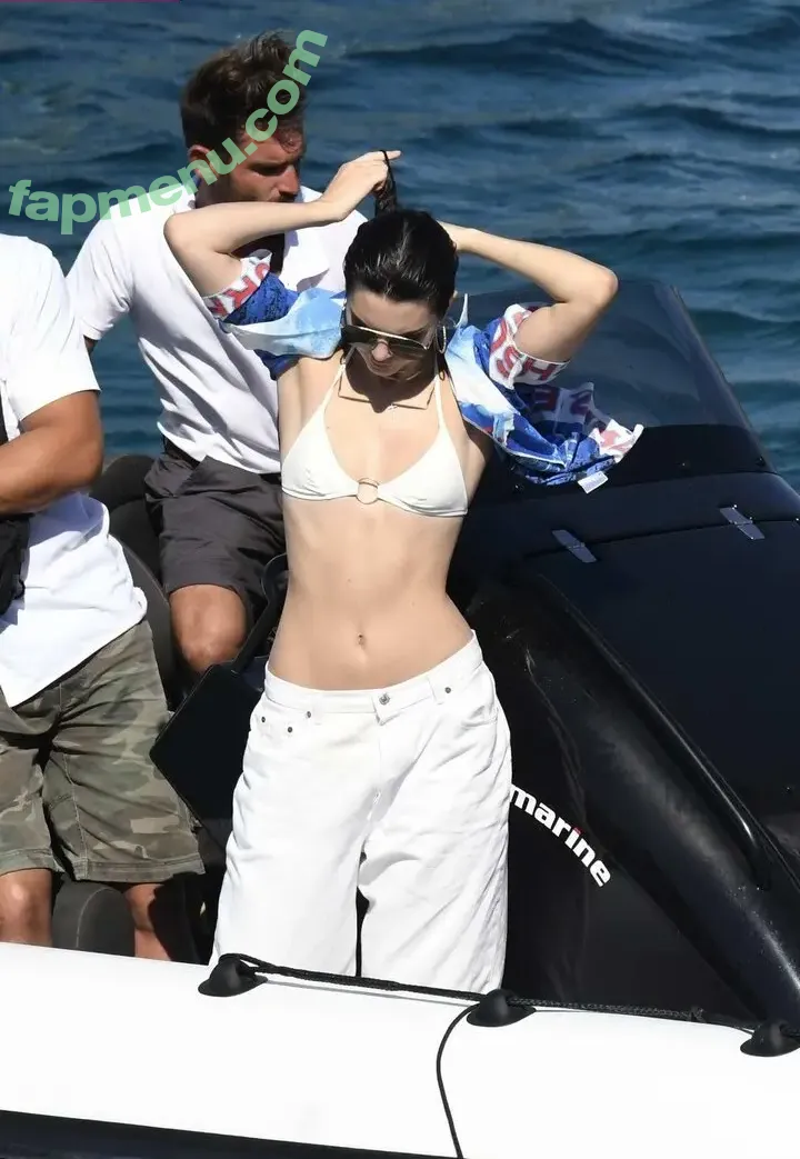 Kendall Jenner nude photo #4890 (KendallJenner)