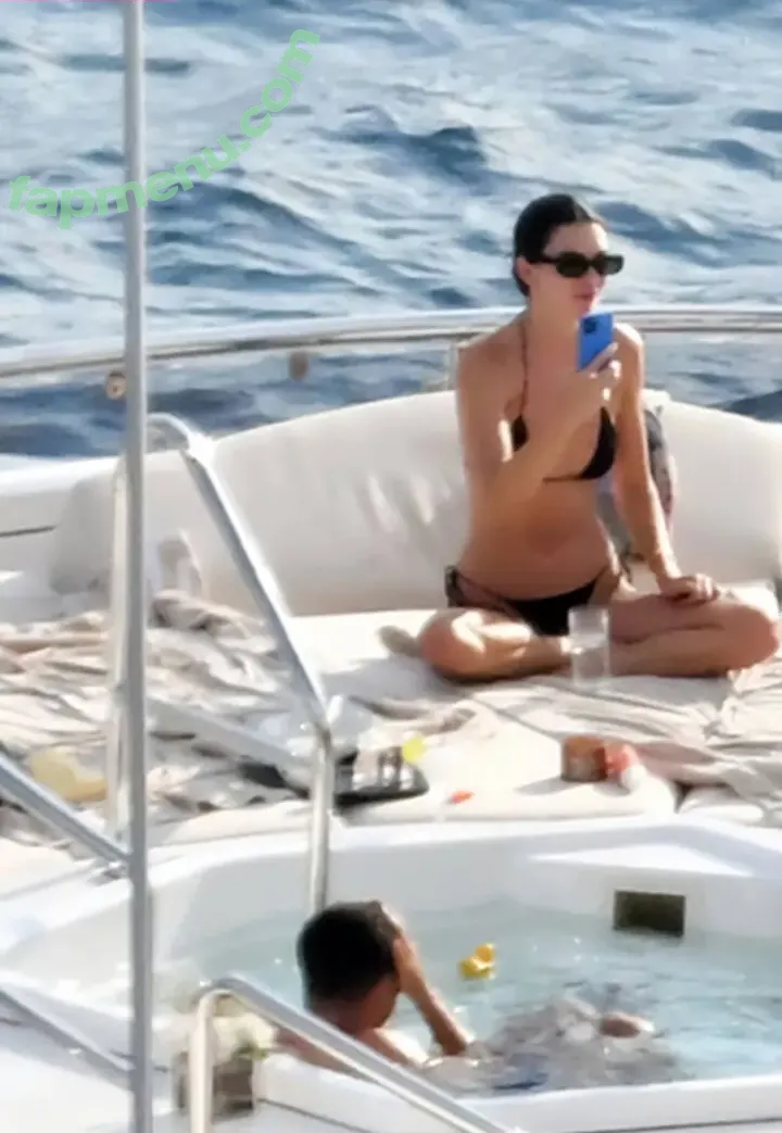 Kendall Jenner nude photo #5251 (KendallJenner)