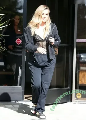 Khloé Kardashian / khloekardashian nude photo #0126