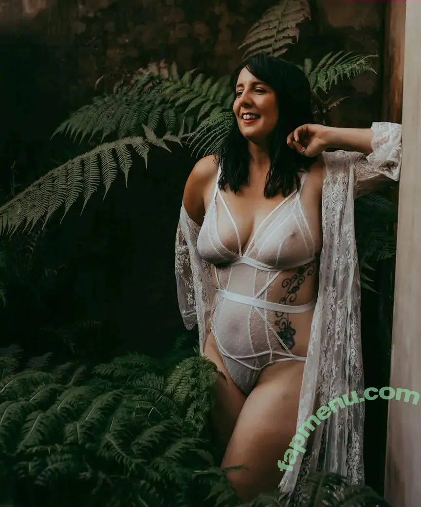 knee_deep_in_life nude photo #0007 (KneeDeepInLife / Laura Belbin)