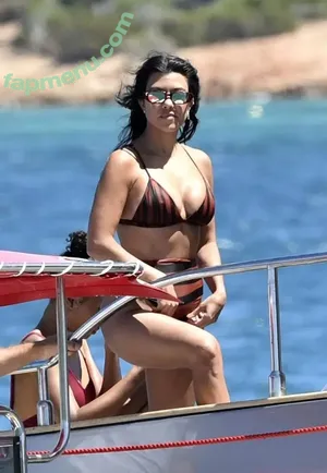 Kourtney Kardashian / kourtney_kardashian / kourtneykardash nude photo #1535