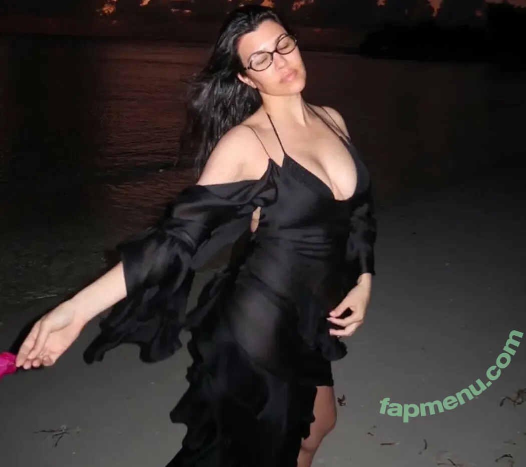 Kourtney Kardashian nude photo #1418 (kourtney_kardashian / kourtneykardash)