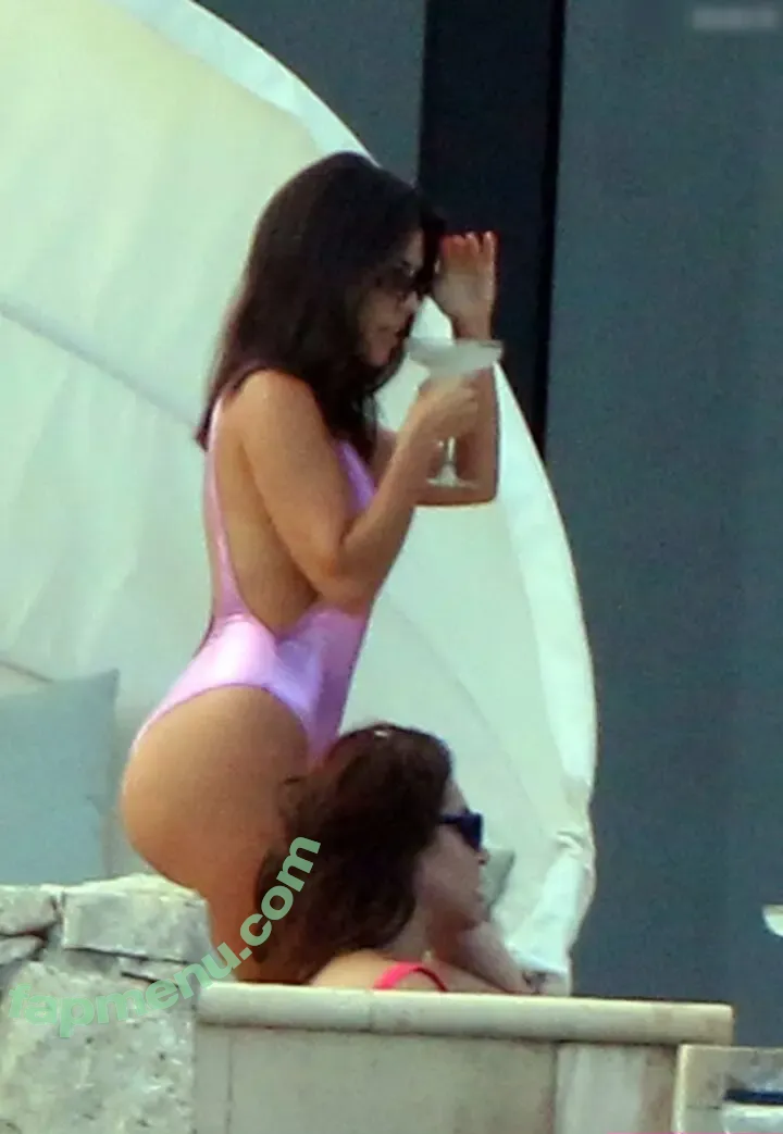 Kourtney Kardashian nude photo #1434 (kourtney_kardashian / kourtneykardash)