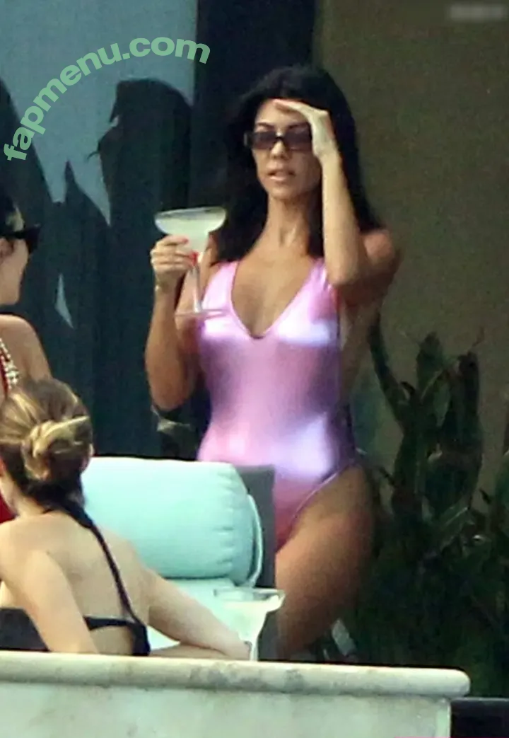 Kourtney Kardashian nude photo #1435 (kourtney_kardashian / kourtneykardash)