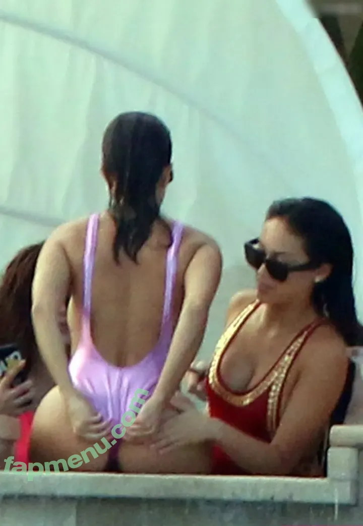 Kourtney Kardashian nude photo #1437 (kourtney_kardashian / kourtneykardash)