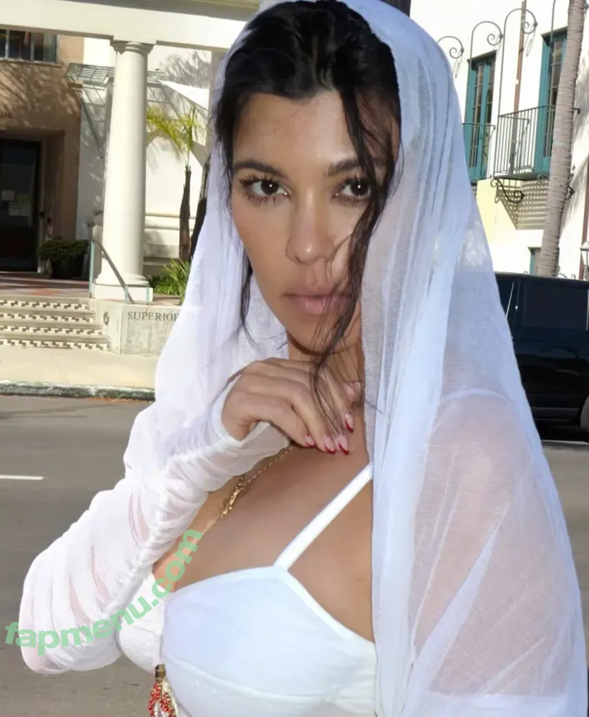 Kourtney Kardashian nude photo #1514 (kourtney_kardashian / kourtneykardash)