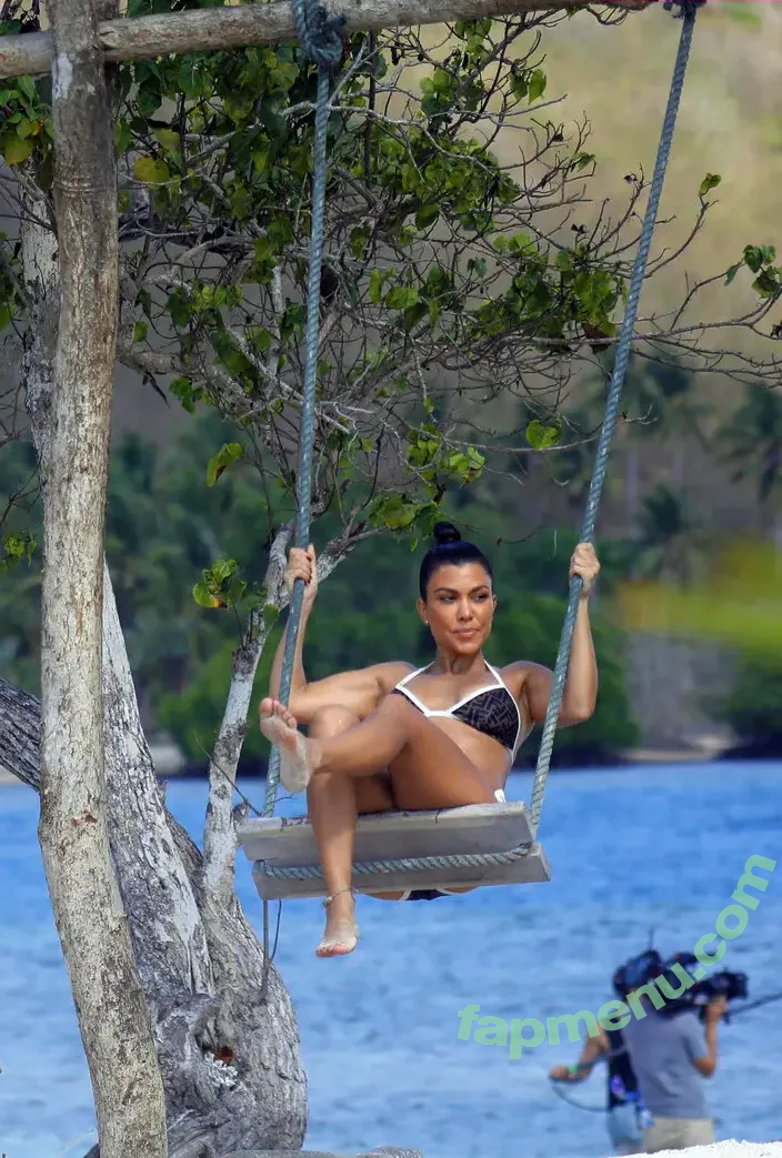 Kourtney Kardashian nude photo #1586 (kourtney_kardashian / kourtneykardash)