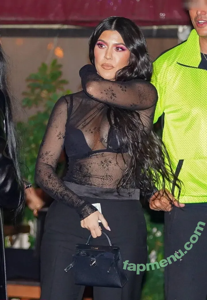 Kourtney Kardashian nude photo #1596 (kourtney_kardashian / kourtneykardash)