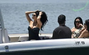 Kylie Jenner / KylieJenner / kyliejenner.2 nude photo #1701