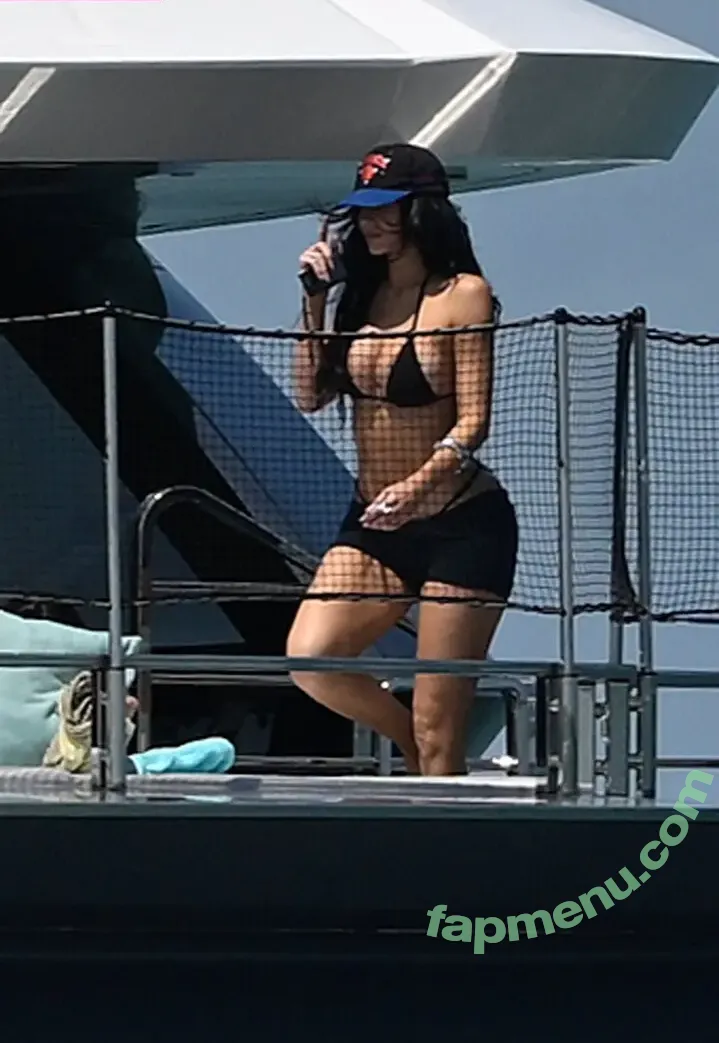Kylie Jenner nude photo #1656 (KylieJenner / kyliejenner.2)