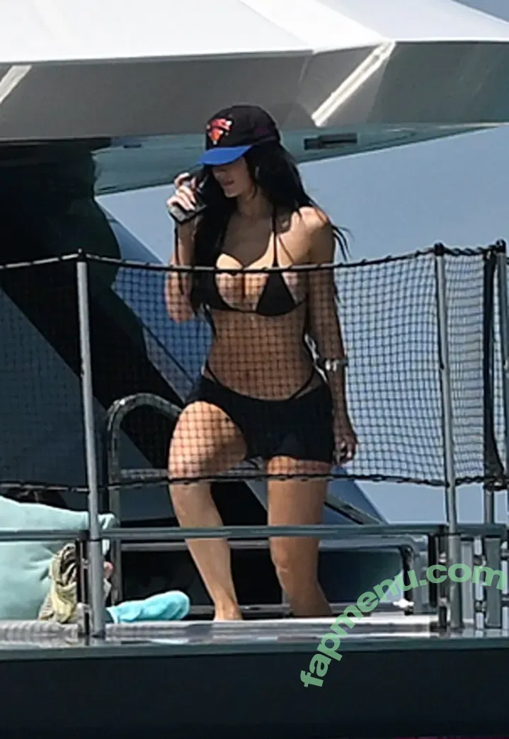 Kylie Jenner nude photo #1674 (KylieJenner / kyliejenner.2)
