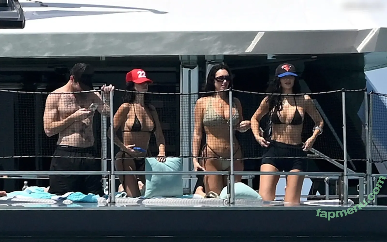 Kylie Jenner nude photo #1700 (KylieJenner / kyliejenner.2)