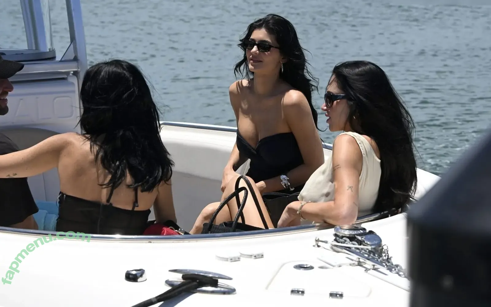 Kylie Jenner nude photo #1719 (KylieJenner / kyliejenner.2)