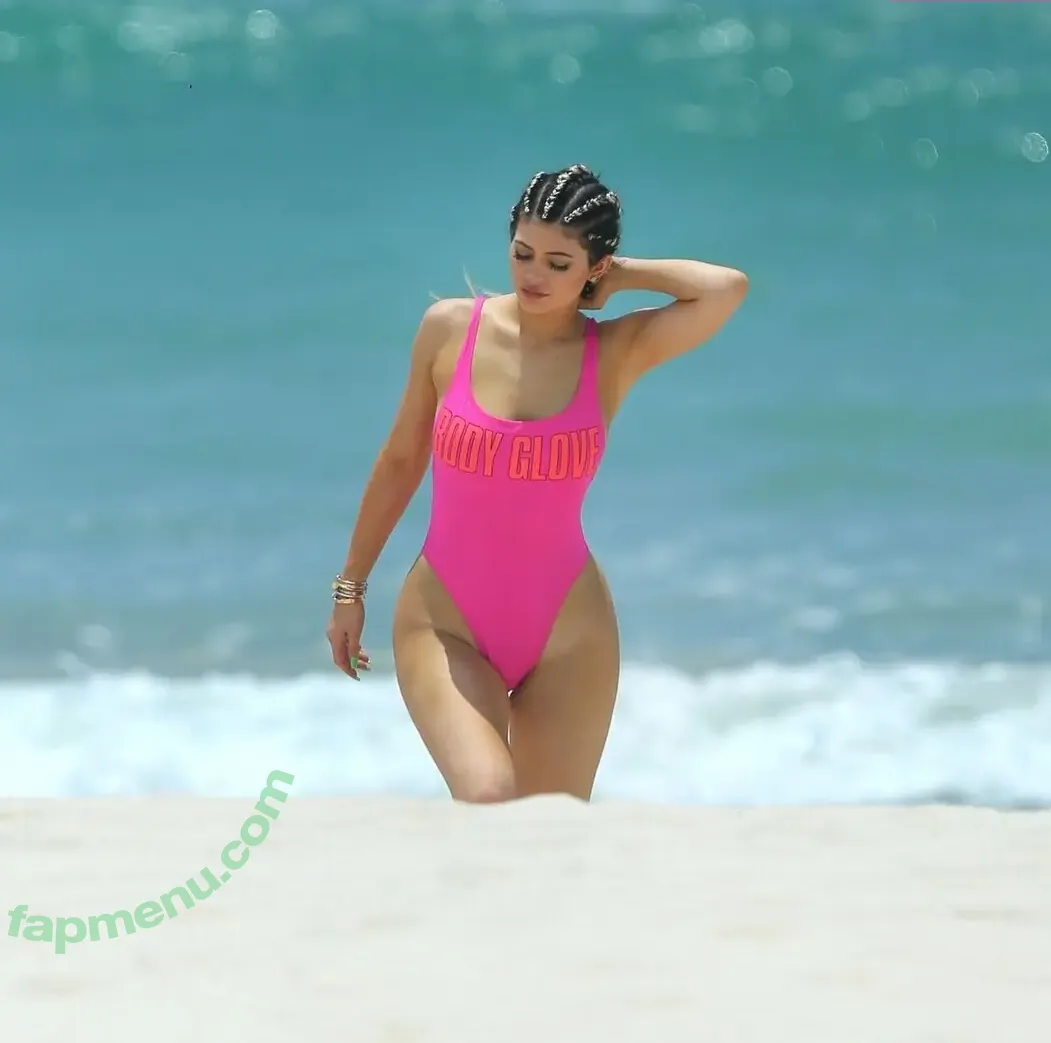 Kylie Jenner nude photo #1929 (KylieJenner / kyliejenner.2)