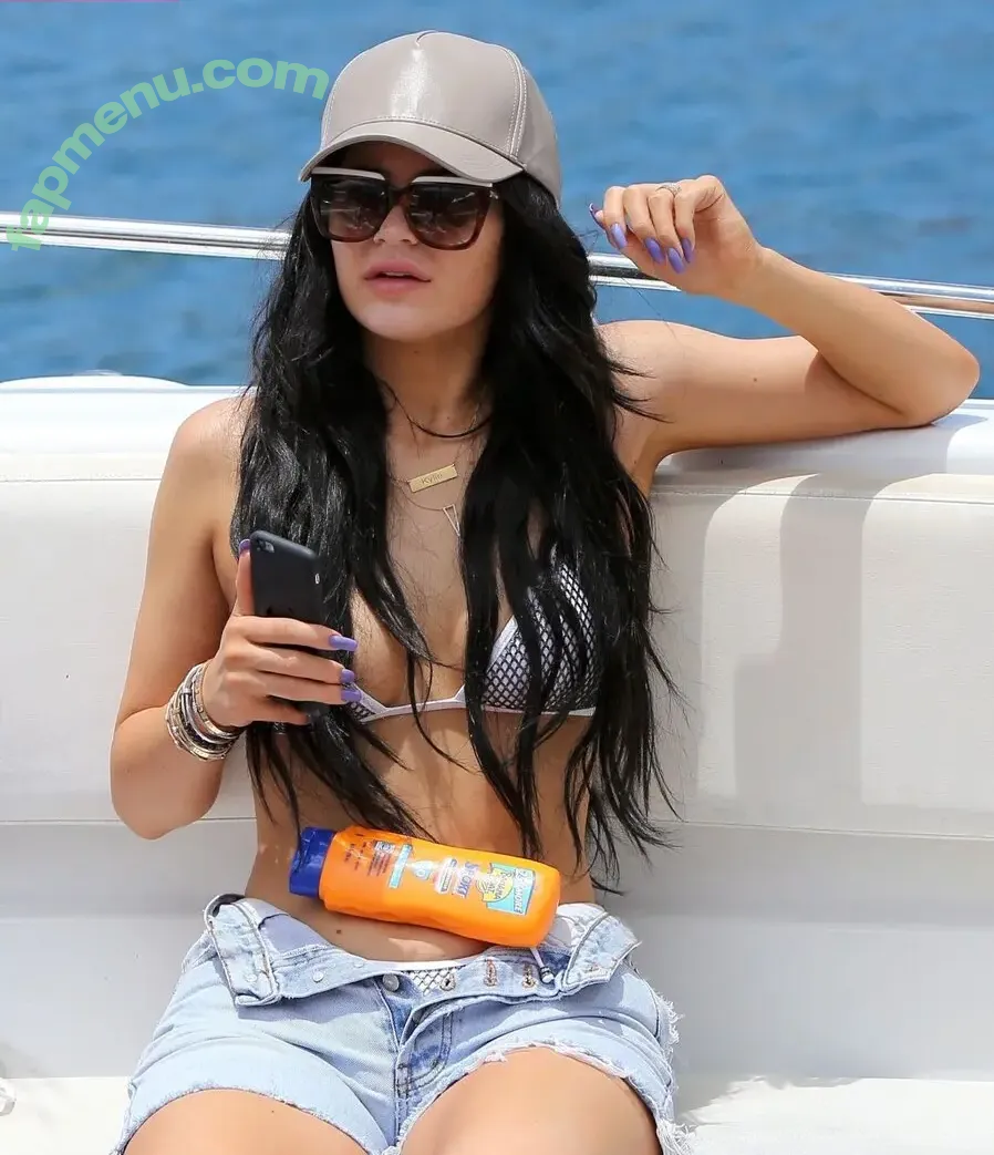 Kylie Jenner nude photo #2103 (KylieJenner / kyliejenner.2)