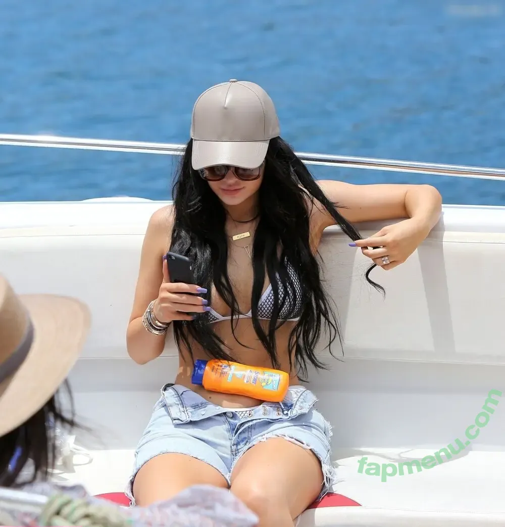Kylie Jenner nude photo #2106 (KylieJenner / kyliejenner.2)