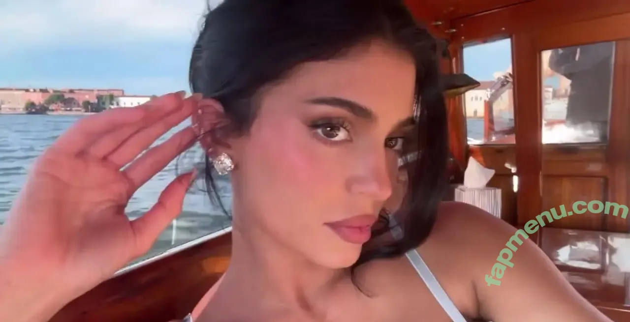 Kylie Jenner nude photo #2290 (KylieJenner / kyliejenner.2)