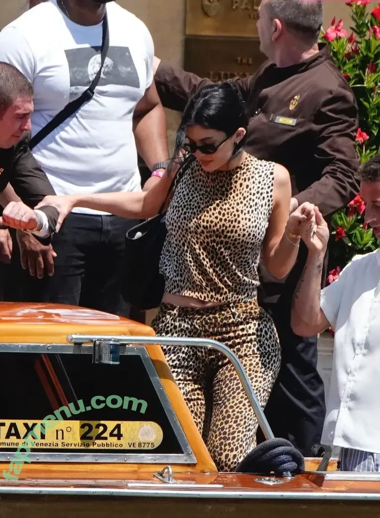 Kylie Jenner nude photo #2320 (KylieJenner / kyliejenner.2)