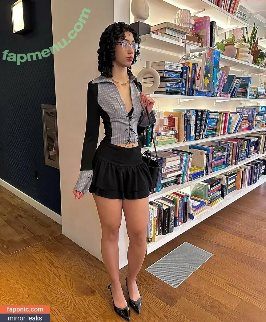 Lala Yravo nude photo #0003 (Lala Yravo)
