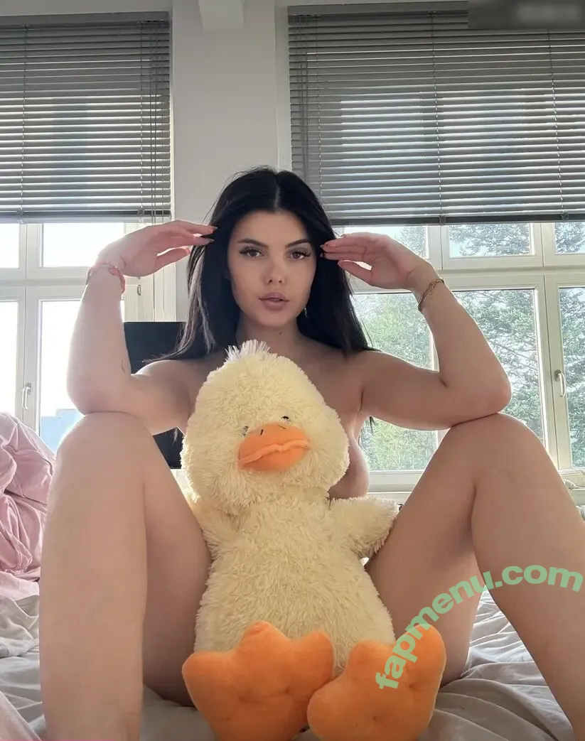 Lara Winter nude photo #0196 (Larabenjamina / lara-benjamina / lara_winter)