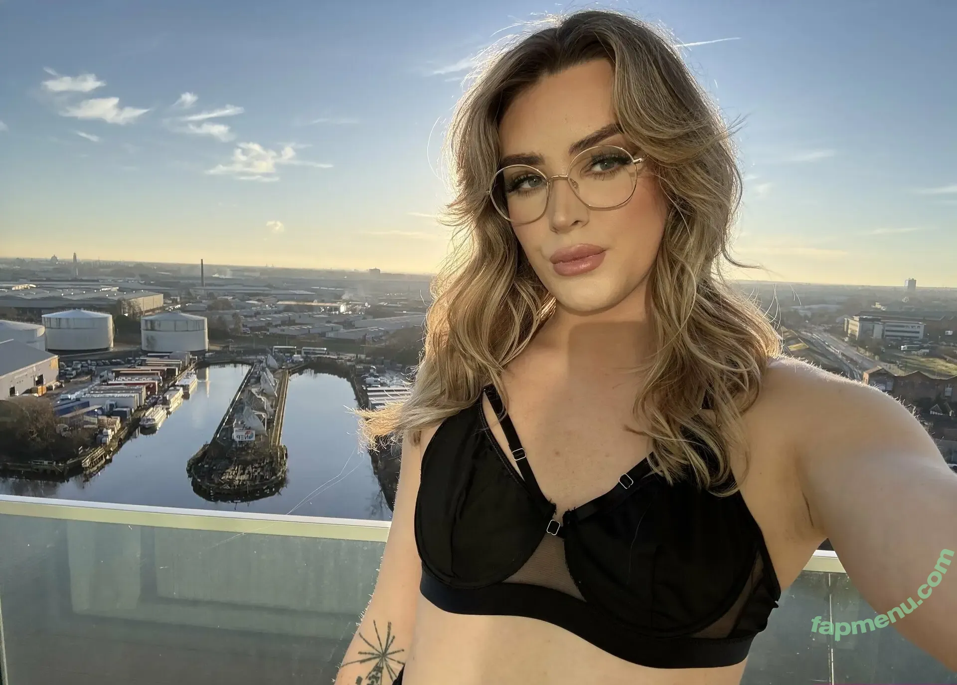 laramcx nude photo #0026 (laramcx)