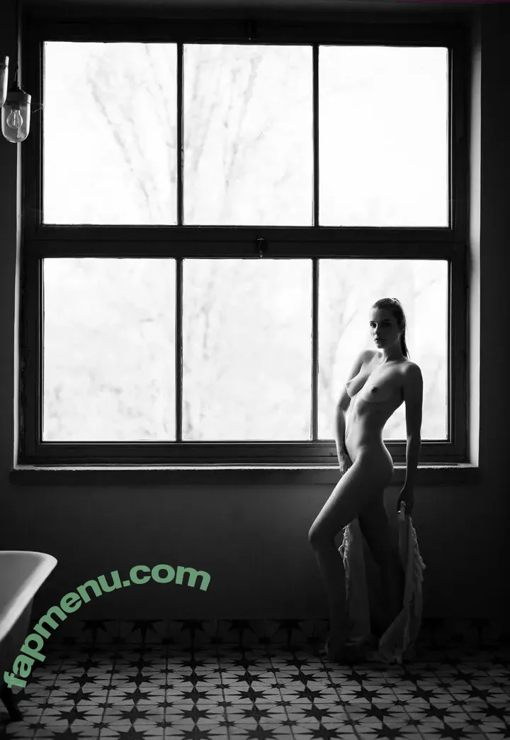 Laure Surlerivage nude photo #0251 (Lauresurlerivage / laure.surlerivage2)